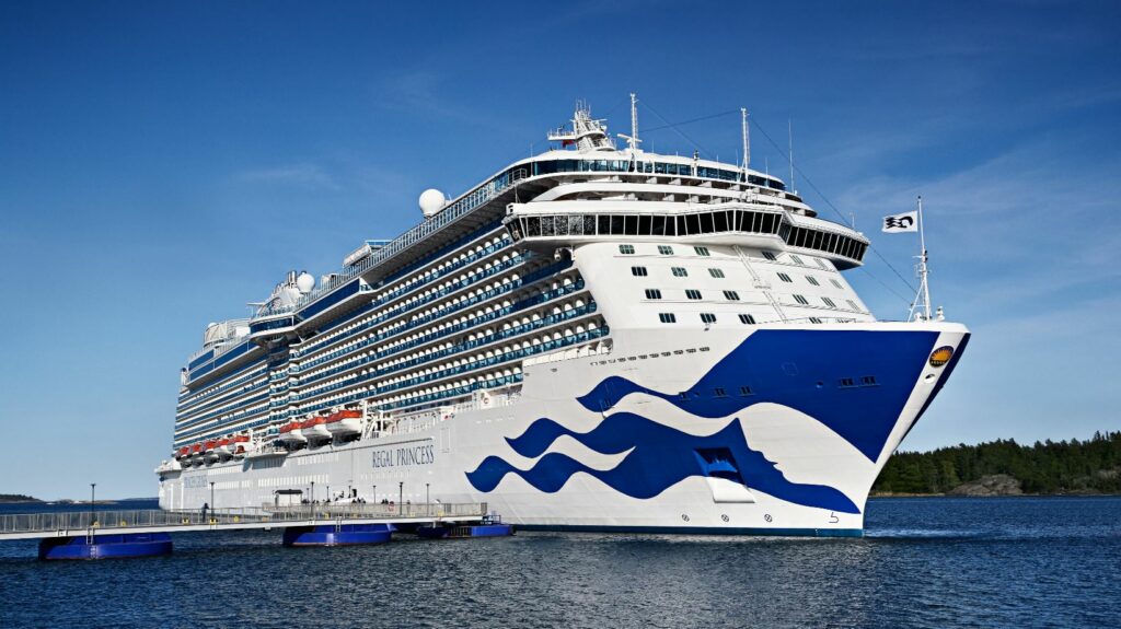 This image has an empty alt attribute; its file name is Regal-Princess-copie-1024x575.jpg